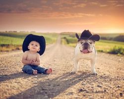 Собака с ребёнком позируют в шляпах